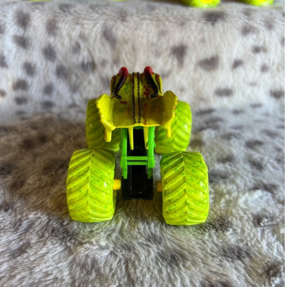 Monster Jam Dragon Monster Truck 1:64 Scale Die-Cast Toy Neon Green Yellow 2020